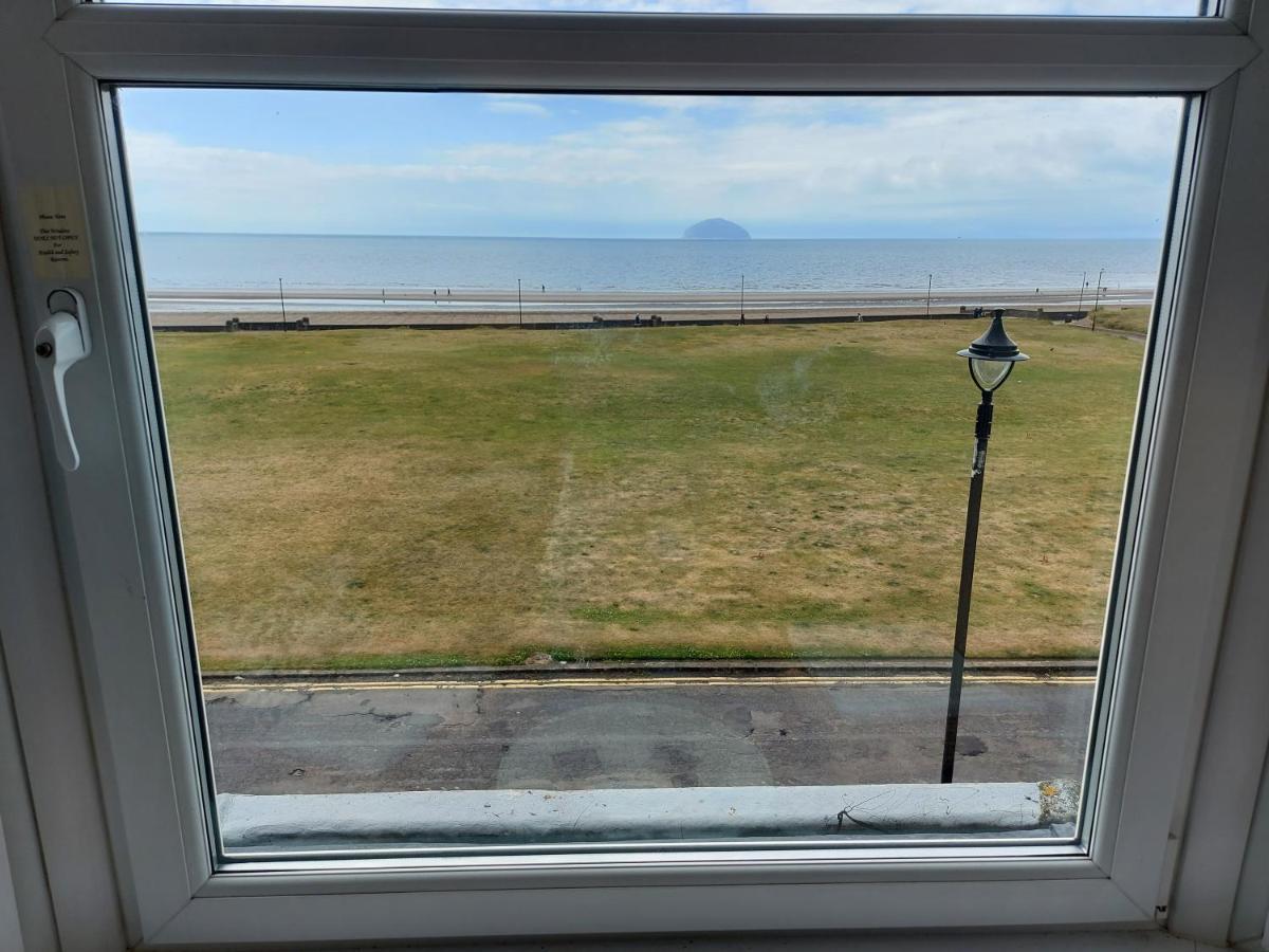 Girvan Guest House Exterior photo